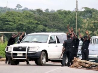 Bribbery-Police shoot tyre bicos of naira bribe