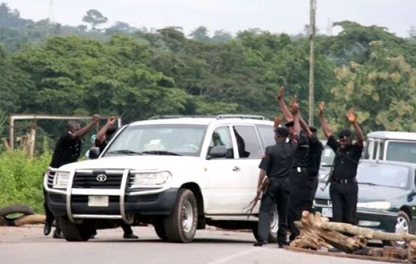 Bribbery-Police shoot tyre bicos of naira bribe Bribbery-Police shoot tyre bicos of naira bribe