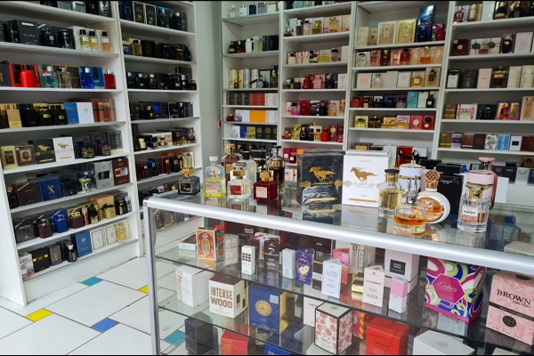 Breaking: Alleged thief caught stealing perfumes at Uselu Shell Mall Breaking: Alleged thief caught stealing perfumes at Uselu Shell Mall